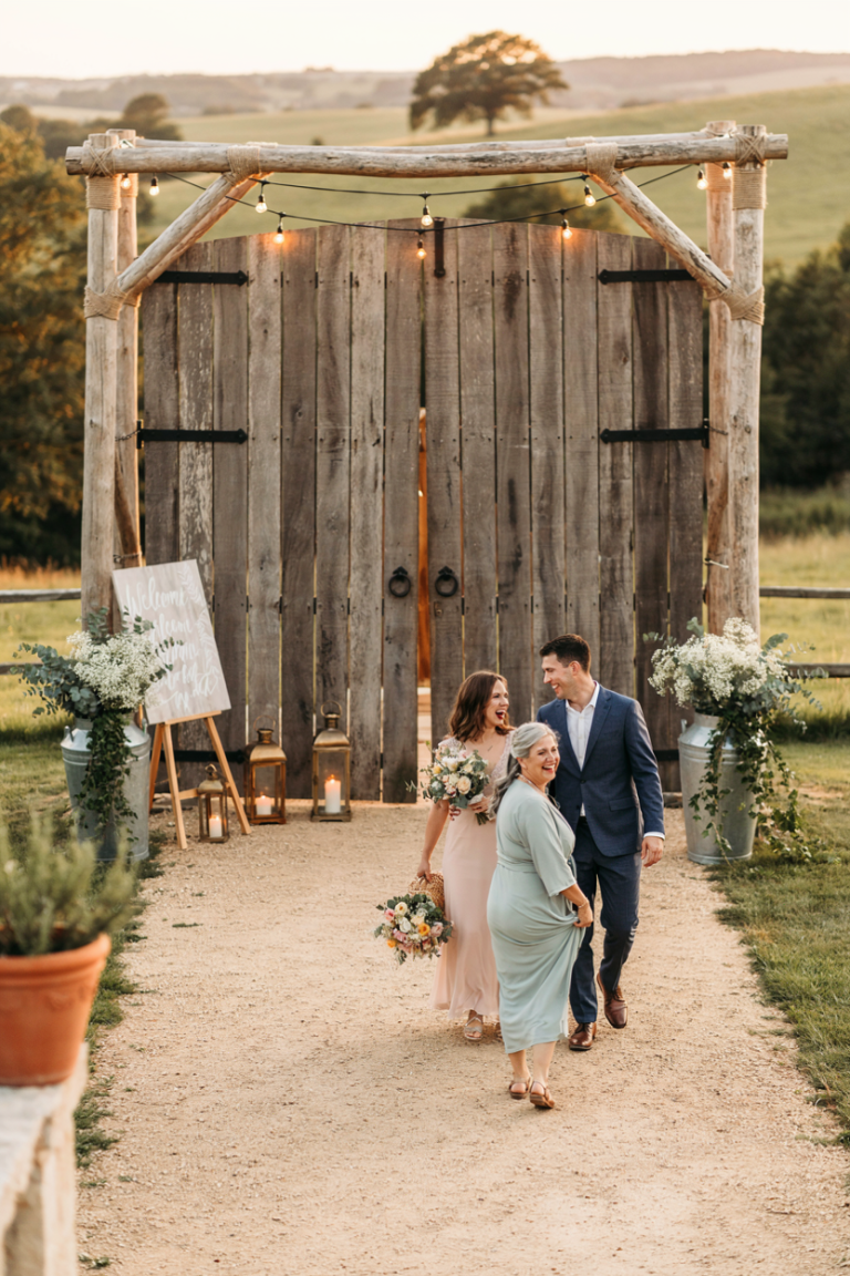 15 Rustic Wedding Reception Ideas for a Cozy Barn-Style Celebration